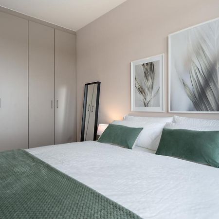Shs Homes-Luxe Highrise, 2 Bedrooms, Kitchen, Free Parking, Stunning View, Large Tarrasse, Workspace Хаселт Екстериор снимка