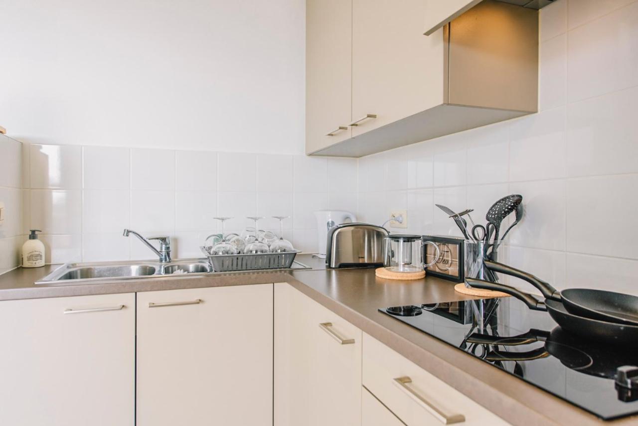 Shs Homes-Luxe Highrise, 2 Bedrooms, Kitchen, Free Parking, Stunning View, Large Tarrasse, Workspace Хаселт Екстериор снимка