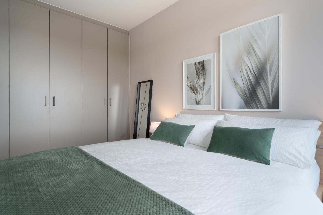 Shs Homes-Luxe Highrise, 2 Bedrooms, Kitchen, Free Parking, Stunning View, Large Tarrasse, Workspace Хаселт Екстериор снимка